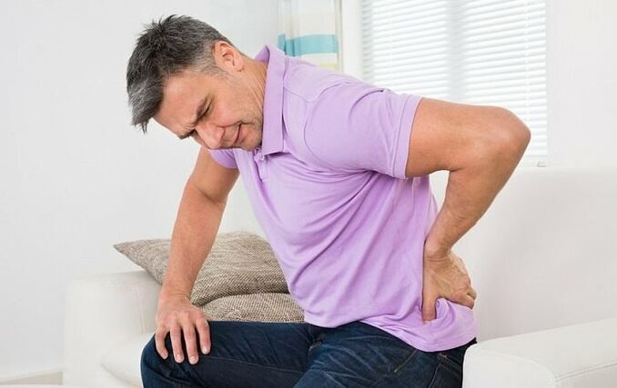 Pelvic Schmerz ass e gemeinsamt Symptom vun chronescher Prostatitis bei Männer
